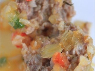 Биточки под красным, луковым соусом