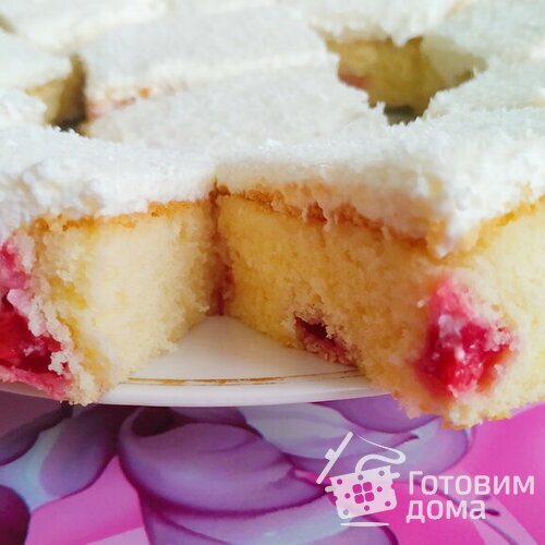 Пирог-торт с клубникой и воздушным кремом