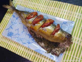 Запеченная скумбрия с укропом и помидорами