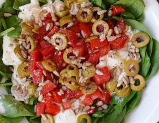 Салат из шпината с сыром буррата, помидорами и оливками