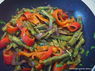 Теплый салат из стручковой фасоли "Вертолет" и перцев