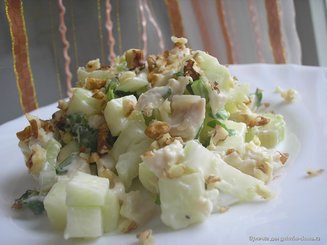 Салат с сельдереем,зеленым яблоком и орехами
