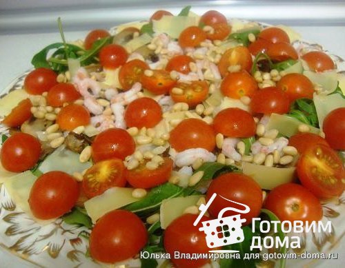 Теплый салат с рукколой, грибами и креветками.