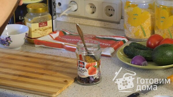 Салат из помидоров, авокадо, сыра и огурцов с медово-беконной заправкой фото к рецепту 4