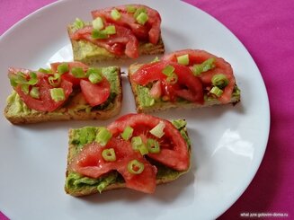 Постный перекус (не сладкий с авокадо и помидорами и сладкий с вареньем и семечками)