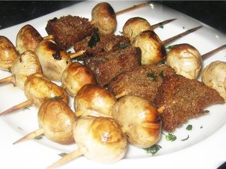 Грибные шашлычки с копчёной грудинкой и душистым хлебом