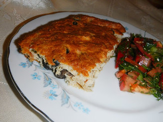 Творожная запеканка с тунцом, сыром и оливками