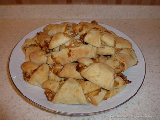 Рогалики с джемом и орехами