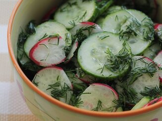 Салат из редиса с огурцами