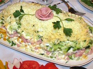 Слоёный салат с авокадо и ветчиной