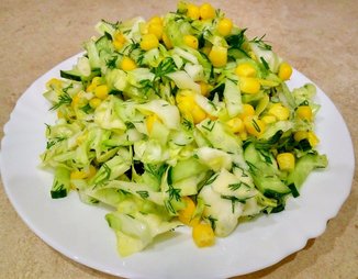 Салат с кукурузой, огурцами и капустой
