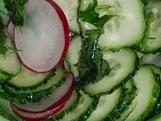 Салат из редиса с огурцами