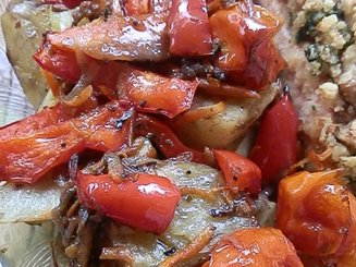Картофель маринованный и запеченный в духовке с овощами