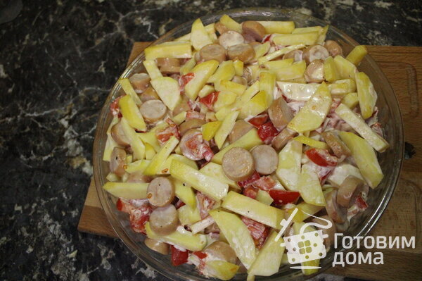Запеченная картошка с сосисками, сыром и помидорами фото к рецепту 7