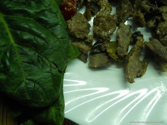 Бефстроганов с маринованными огурцами и каперсами
