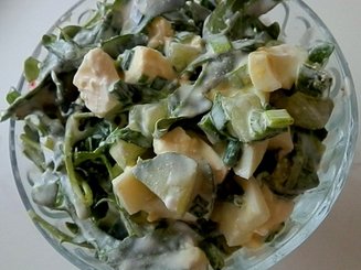 Яичный салат с зеленью, солеными огурцами и брынзой