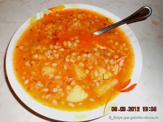 Густой суп из перловой крупы и квашеной капусты