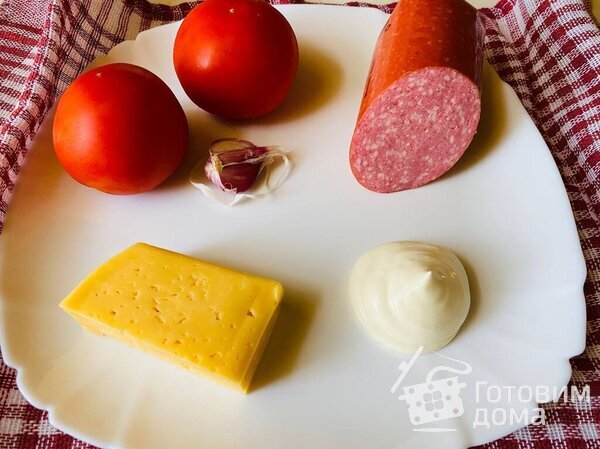 Салат с копченой колбасой, помидорами и сыром фото к рецепту 1