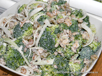 Салат из брокколи с изюмом и орехами