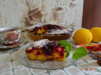 Пирог из кукурузной муки с черной смородиной
