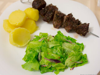 Салат с луком и заправкой из зерновой горчицы
