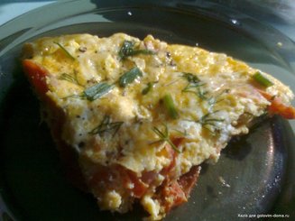 Яичница с помидорами и сыром