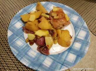Курица с картофелем, тыквой и виноградом