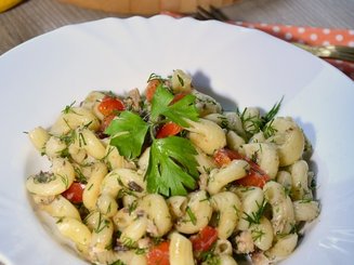 Пикантный салат из пасты с креветками/кукурузой