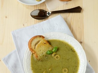 Суп из брокколи с оливками и базиликом