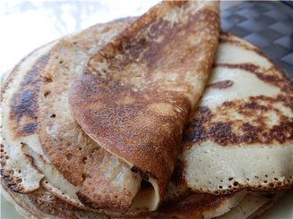 Тонкие молочные блинчики со сливочным сыром и смородиной