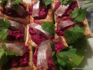 Слойки со свекольной начинкой и селедкой
