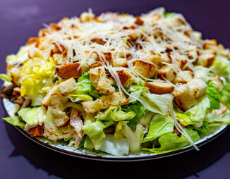Слоеный салат с курицей и шампиньонами