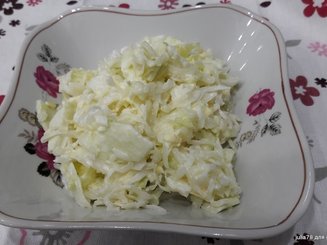 Капустный салат с яблоком и сыром