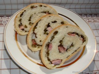 Багет с салом и зеленым луком