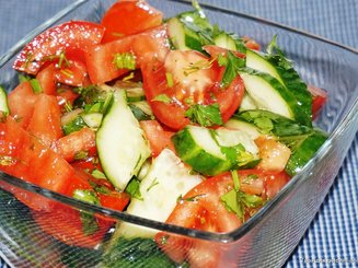 Салат из помидор с огурцами - что может быть нового?