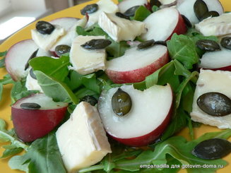Салат с рукколой, персиками и моцареллой