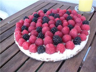 Шоколадный торт с лесным орехом и манго