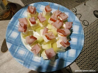 Канапе с дыней и сыром