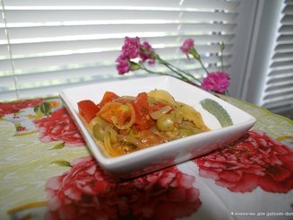 Закуска из сладкого перца с томатами и оливками