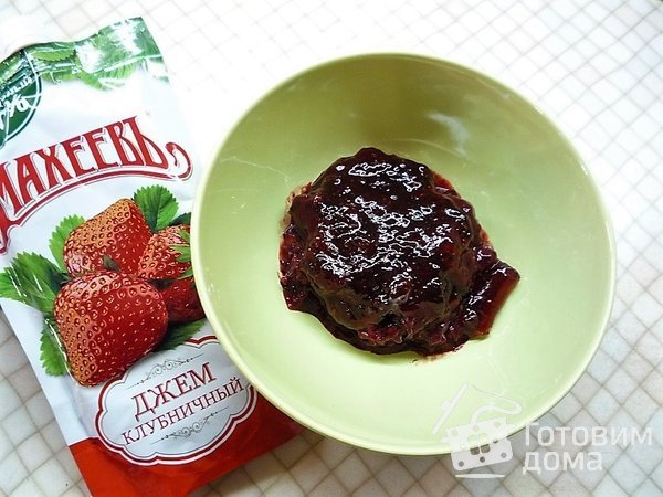 Шарлотт с ягодами и клубничным джемом фото к рецепту 9