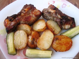 Запеченные свиные ребрышки с картофелем в рукаве