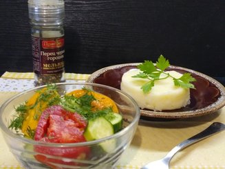 Салат из помидор с огурцами - что может быть нового?