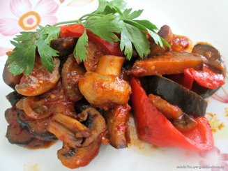 Баклажаны с грибами и овощами