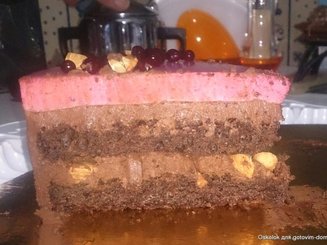 Шоколадный торт с черной смородиной