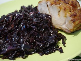 Тушеная красная капуста с розмарином и колбасками