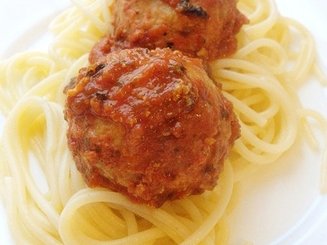 Мясные фрикадельки в остром томатном соусе под сыром
