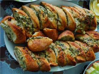Запеченный батон с сыром и чесноком