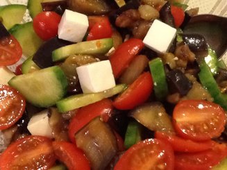 Салат из жареных баклажанов и свежих овощей