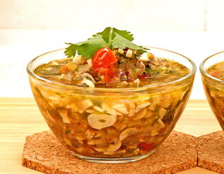 А-ля тайский суп с кинзой, рисом и грибами