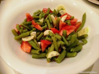 Салат с помидорами и стручковой фасолью